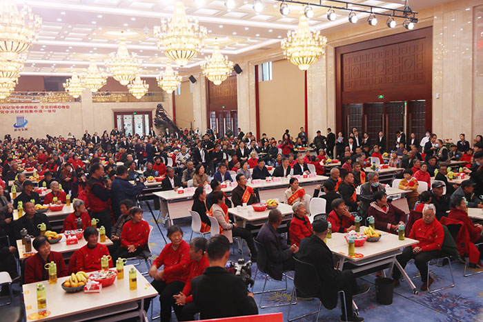 10月23日,鑫琦老人重阳大联欢·孝善公众号启动仪式暨十大孝星颁奖活动“