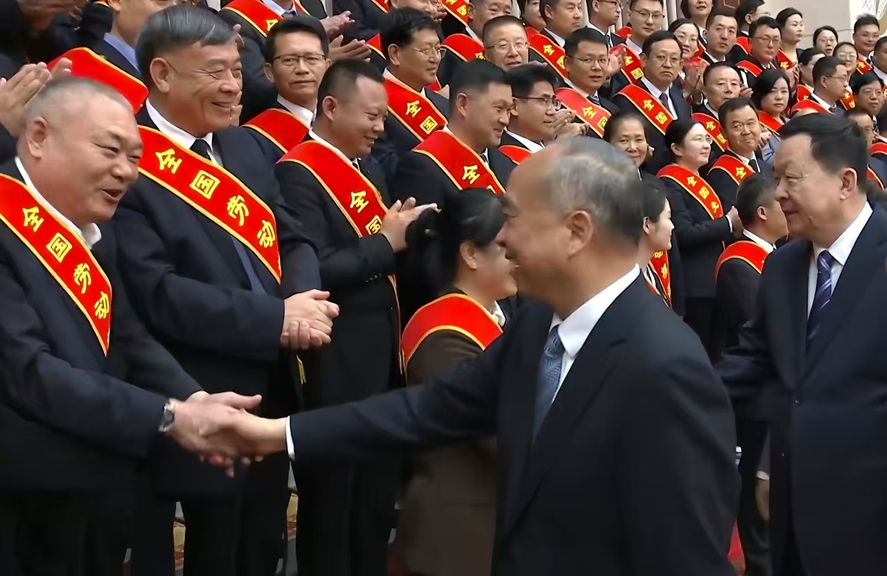 后八里沟村党委书记宋伟荣获“全国劳动模范”,受到省委书记林武、省长周乃翔的亲切接见。“